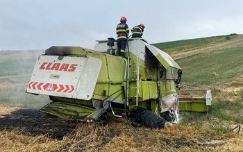 Combină cuprinsă de flăcări în …