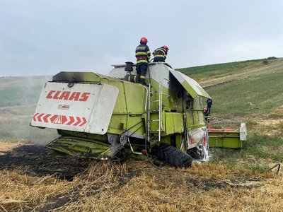 Combină cuprinsă de flăcări în …