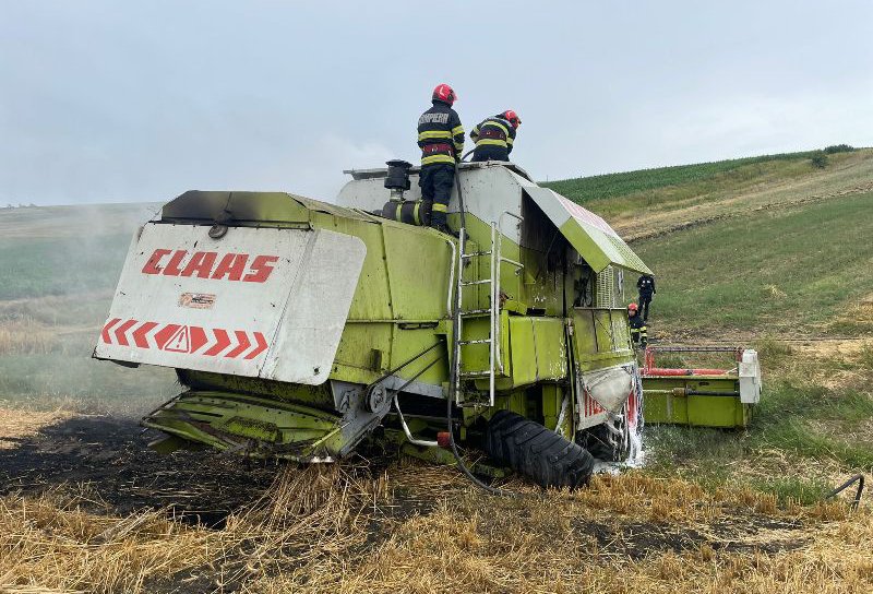 Combină cuprinsă de flăcări în timpul treieratului - FOTO