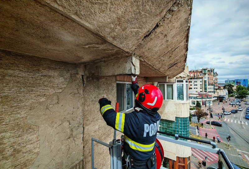 Botoșani: Intervenție pentru îndepărtarea unor elemente de construcție care prezentau pericol pentru trecători