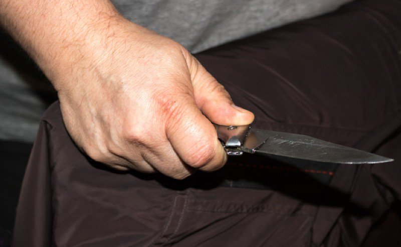 Bărbat reținut pentru 24 de ore. Acesta a fost depistat de polițiști în timp ce amenința cu o armă albă un alt bărbat, ca urmare a unui conflict dintre cei doi