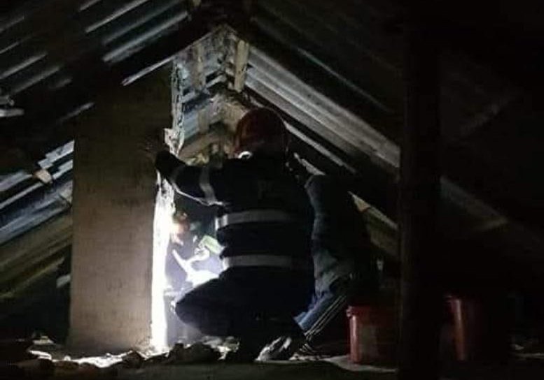 Mai bine de trei ore s-au luptat pompierii cu focul izbucnit la acoperișul unei locuințe din Săveni
