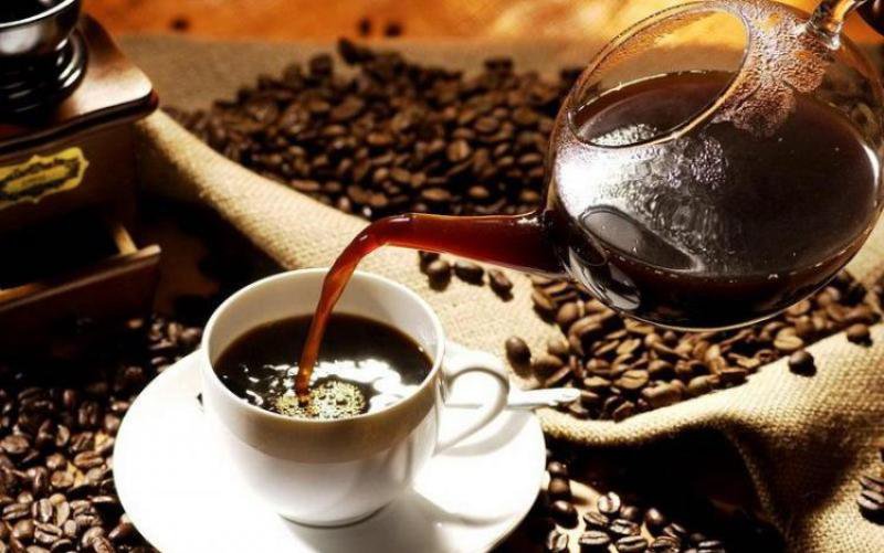 Află ce se întâmplă cu organismul tău dacă bei cafea pe căldură?