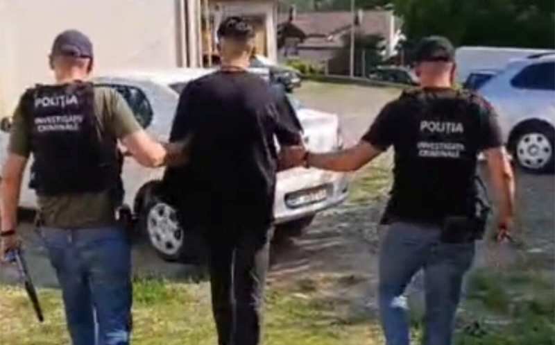 Doi tineri din Dorohoi prinși imediat după ce au spart un magazin