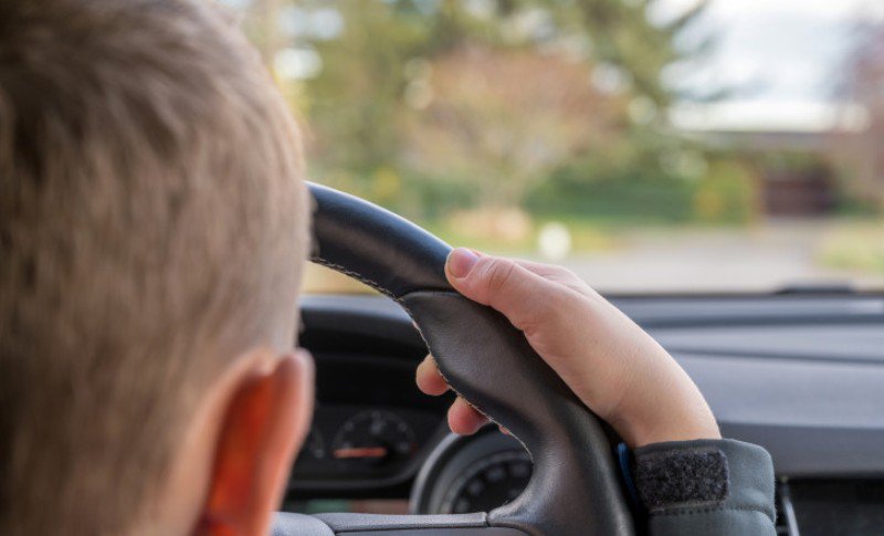 Depistat în trafic după ce a furat mașina părinților și a ieșit la plimbare. Tânărul de 18 ani nu avea permis de conducere