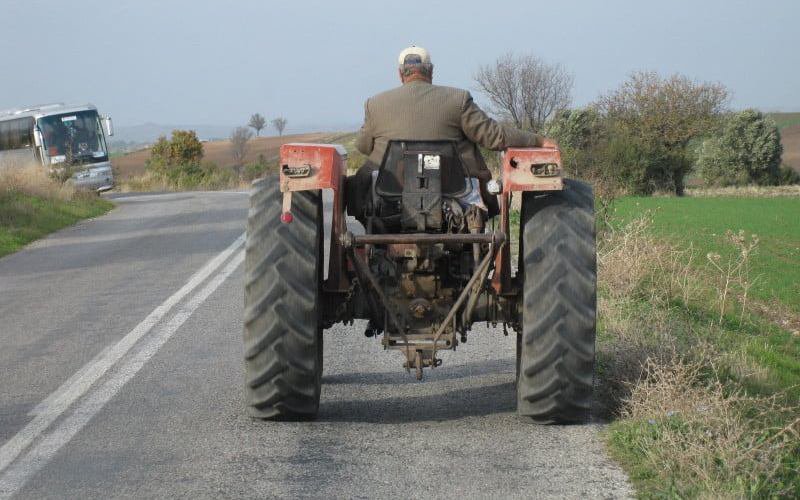 Reținut după ce a fost depistat în timp ce conducea un tractor în stare de ebrietate și cu permisul anulat de trei ani