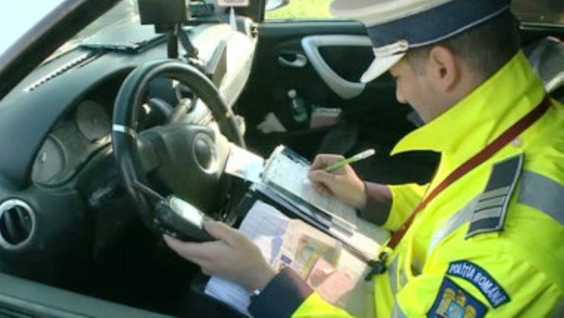 Tânără de 19 ani fără permis, prinsă la volan după ce a făcut schimb de locuri cu șoferul aflat în stare de ebrietate