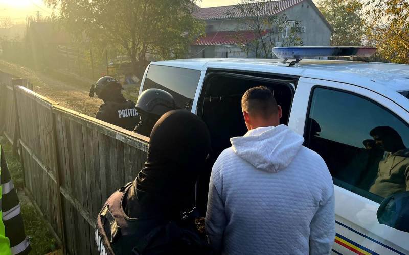 Botoșănean ridicat de acasă în cătușe și dus la Penitenciarul Botoșani
