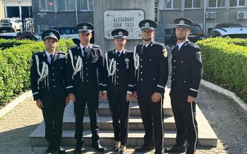 Cinci absolvenți ai Academiei de …