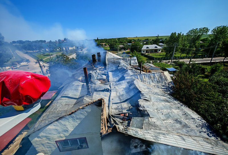 Incendiu de proporții în această dimineață! Acoperișul unui bloc a fost cuprins de flăcări - FOTO