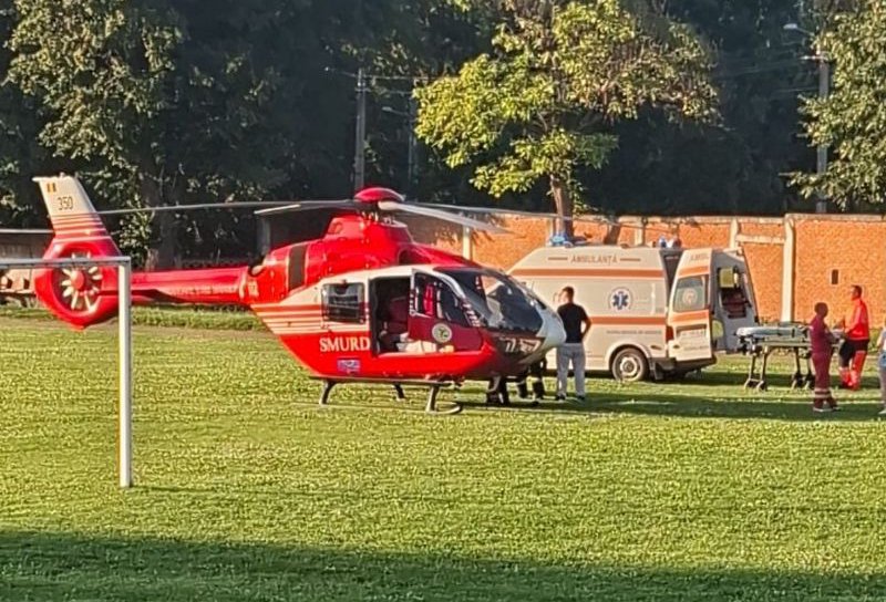 Băiat în stare gravă după ce a căzut dintr-un copac preluat de urgență de elicopterul SMURD de la Dorohoi - FOTO
