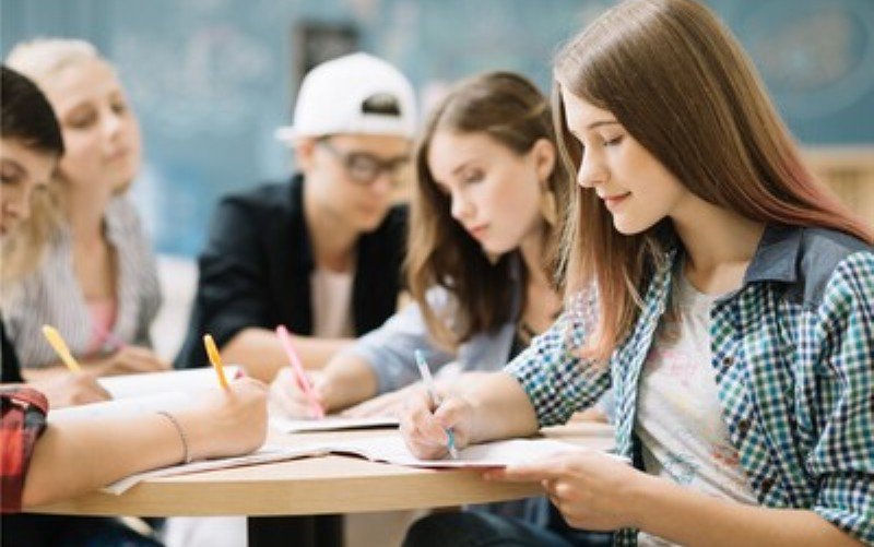 Guvernul nu mai plătește burse pentru studenți în timpul vacanțelor și le taie complet pentru cei la taxă