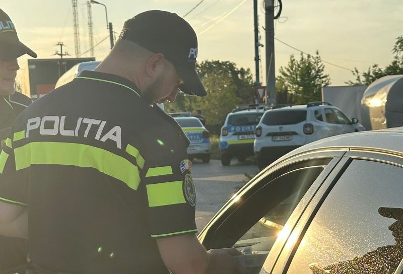 Dosar penal pentru un bărbat după ce s-a urcat la volan beat și fără permis apoi a produs un accident