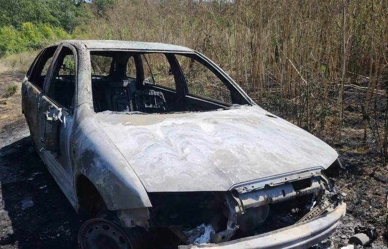 Un autoturism a luat foc după ce vegetația uscată din apropiere s-a aprins de la toba de eșapament