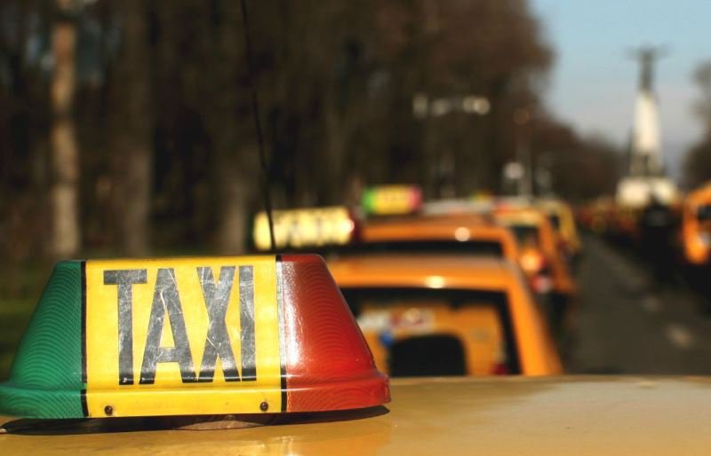 A rămas fără permis, certificat de înmatriculare și plăcuțe după ce a circulat fără autorizație taxi
