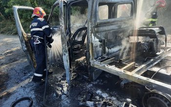 Autoutilitară cuprinsă de flăcări în …