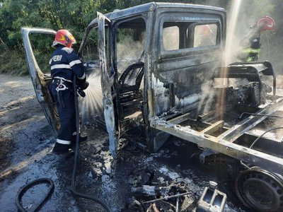 Autoutilitară cuprinsă de flăcări în …