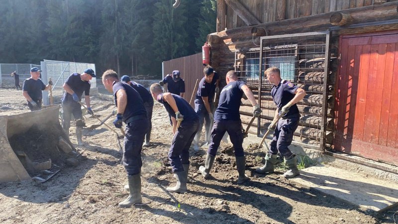 Pompierii botoșăneni au încheiat misiunea de sprijin în Broșteni, județul Suceava