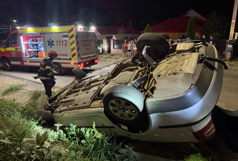 Accident rutier la Corni. O mașină s-a răsturnat în șanț