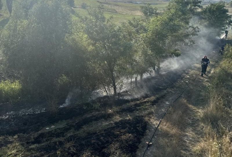 Două incendii de vegetație uscată produse în urma folosirii focului, lăsat nesupravegheat