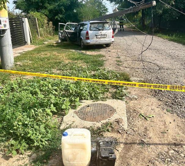 Accident pe o stradă din Dorohoi. O mașină a rupt un stâlp de electricitate
