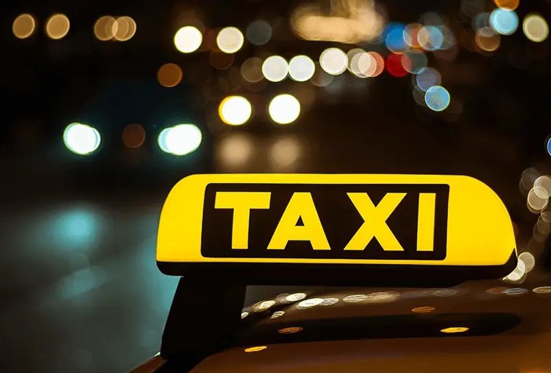 Amendă pentru un șofer care transporta trei persoane, în regim taxi, fără a fi autorizat în acest sens