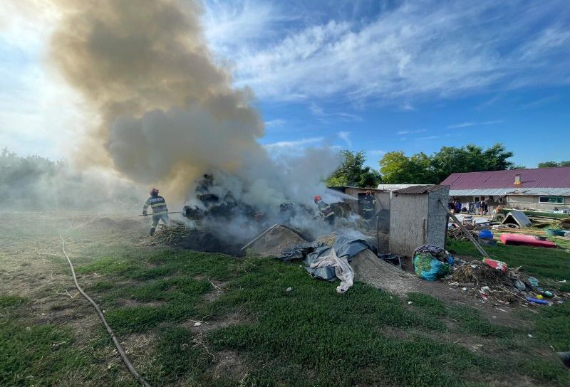 Jocul copiilor cu focul poate genera o tragedie! Incendiu izbucnit la un depozit de furaje