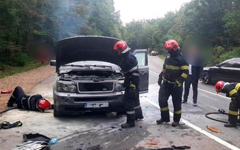 O mașină a luat foc …