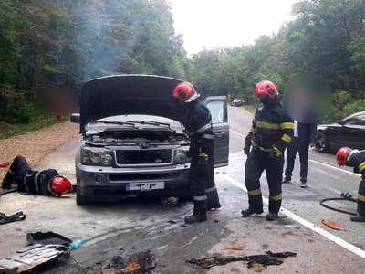 O mașină a luat foc …
