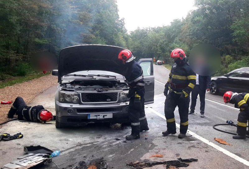 O mașină a luat foc în timp ce se deplasa pe DN 29A, în Pădurea Horlăceni