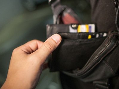 Polițiștii au reținut două persoane …