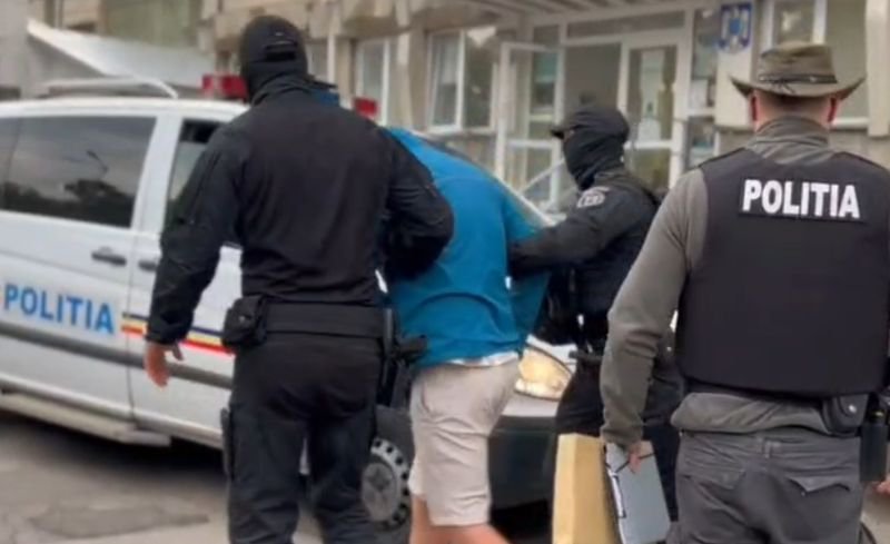 Tânăr reținut de polițiști pentru distrugere prin incendiere, amenințare și lovire