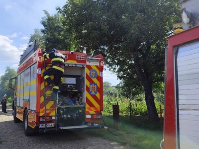 Anexă distrusă de flăcări după …