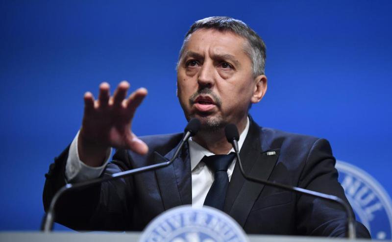 Profesorii titulari nu vor avea salarii modificate. Daniel David: Plata cu ora scade, dar nu toţi titularii aveau plata cu ora
