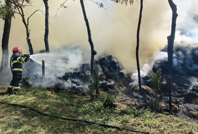Depozit cuprins de flăcări la Plopenii Mari. Incendiul a fost lichidat de pompieri