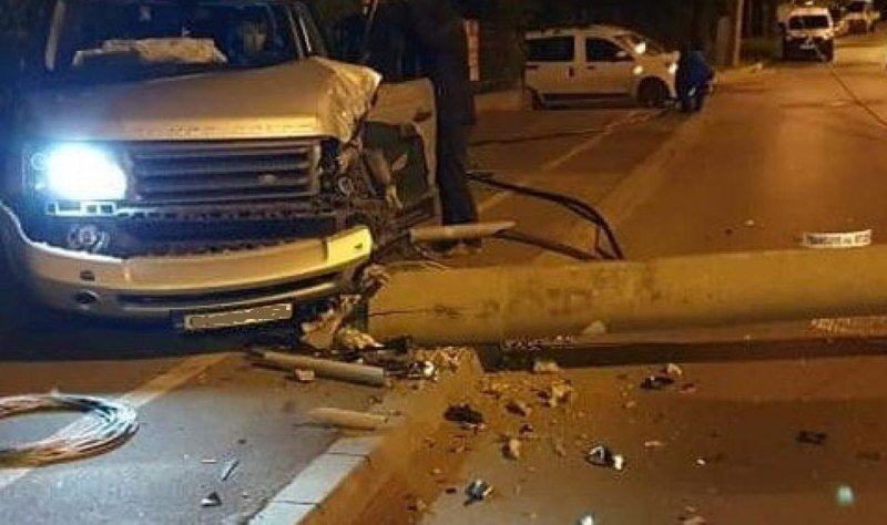 Dosar penal după ce a intrat cu mașina într-un stâlp de iluminat public