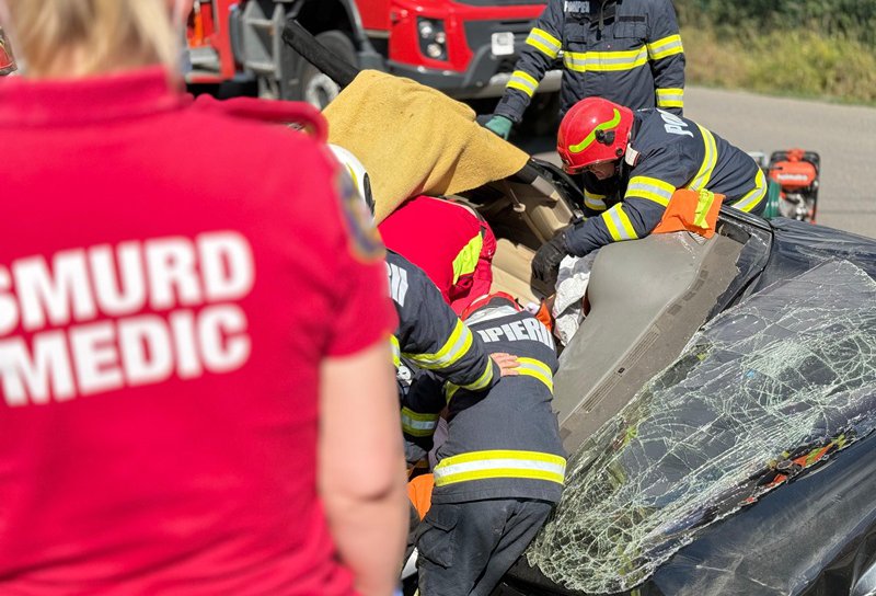 Accident cu victima încarcerată! Două persoane au ajuns la spital în urma impactului dintre două mașini