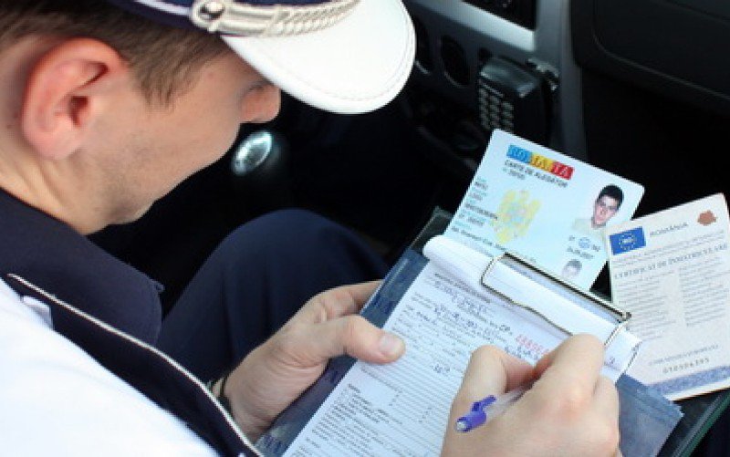 Conducere fără permis și încredinţare auto, isprava unor botoșăneni, tată și fiu