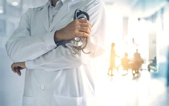 Medicii specialişti ameninţă cu suspendarea …