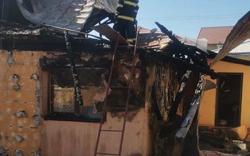 Casă distrusă de flăcări la …