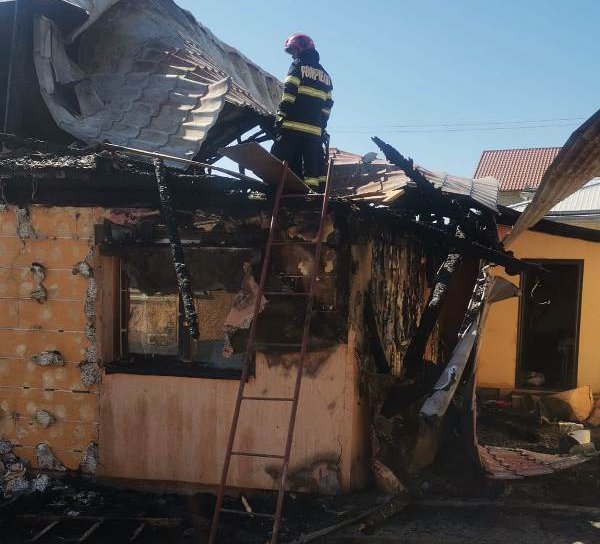 Casă distrusă de flăcări la Tudora