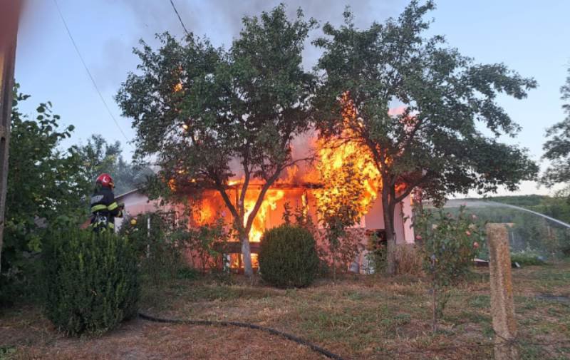 O butelie a EXPLODAT într-o casă din Albești. Un bărbat are arsuri pe mâini și picioare