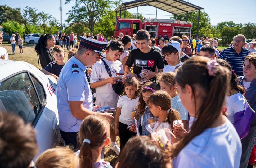Pompierii botoșăneni, din nou aproape de comunitate: lecții de siguranță pentru copii și adulți la Frumușica - FOTO