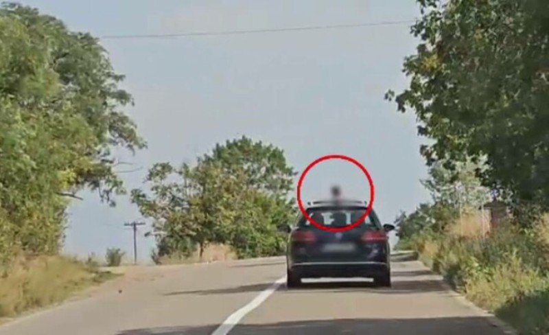 Inconștiență șocantă pe un drum din Botoșani. Un copil a ieșit prin trapa mașinii, în timp ce șoferul își vedea de drum