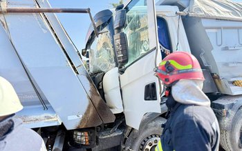 Accident grav între două autocamioane. …