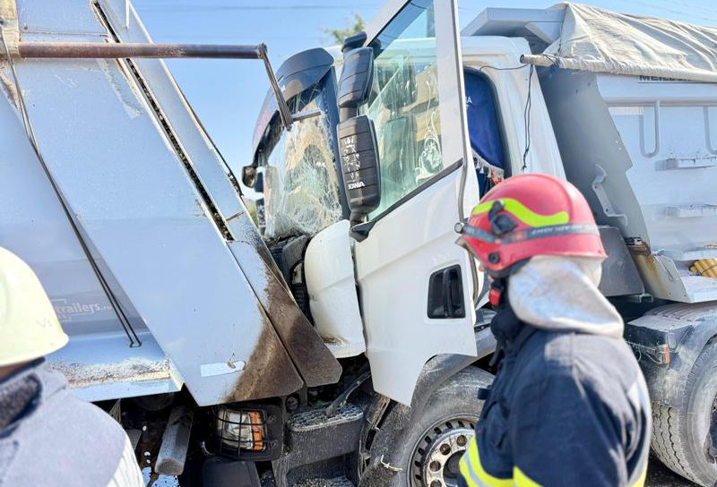 Accident grav între două autocamioane. Un bărbat, în vârstă de 50 ani, a ajuns la spital - FOTO