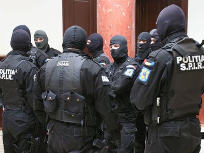 Zeci de percheziții în București, …