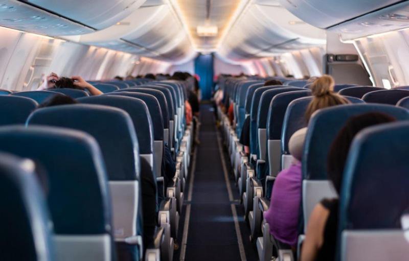 Un sucevean a fost încătușat pe Aeroportul Otopeni, după ce a făcut scandal într-un avion Bruxelles-București
