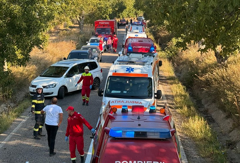 Accident Românești: Trei persoane decedate, una preluată în stare gravă de elicopterul SMURD și 14 ajunse la UPU Botoșani