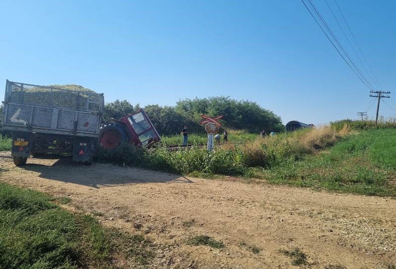 Persoană rănită la Cervicești Deal în urma impactului dintre un tren și un tractor